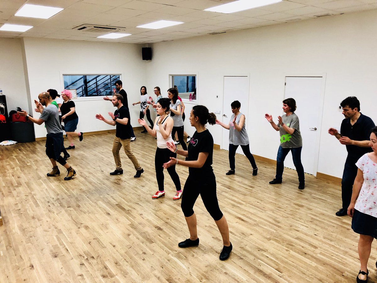 claquetapmadrid's tweet photo. Kelly @KellyLIsaac is in the house!!!! #tallerdeclaqué #tapworkshop #claquetap https://t.co/VfLSY55JDN
