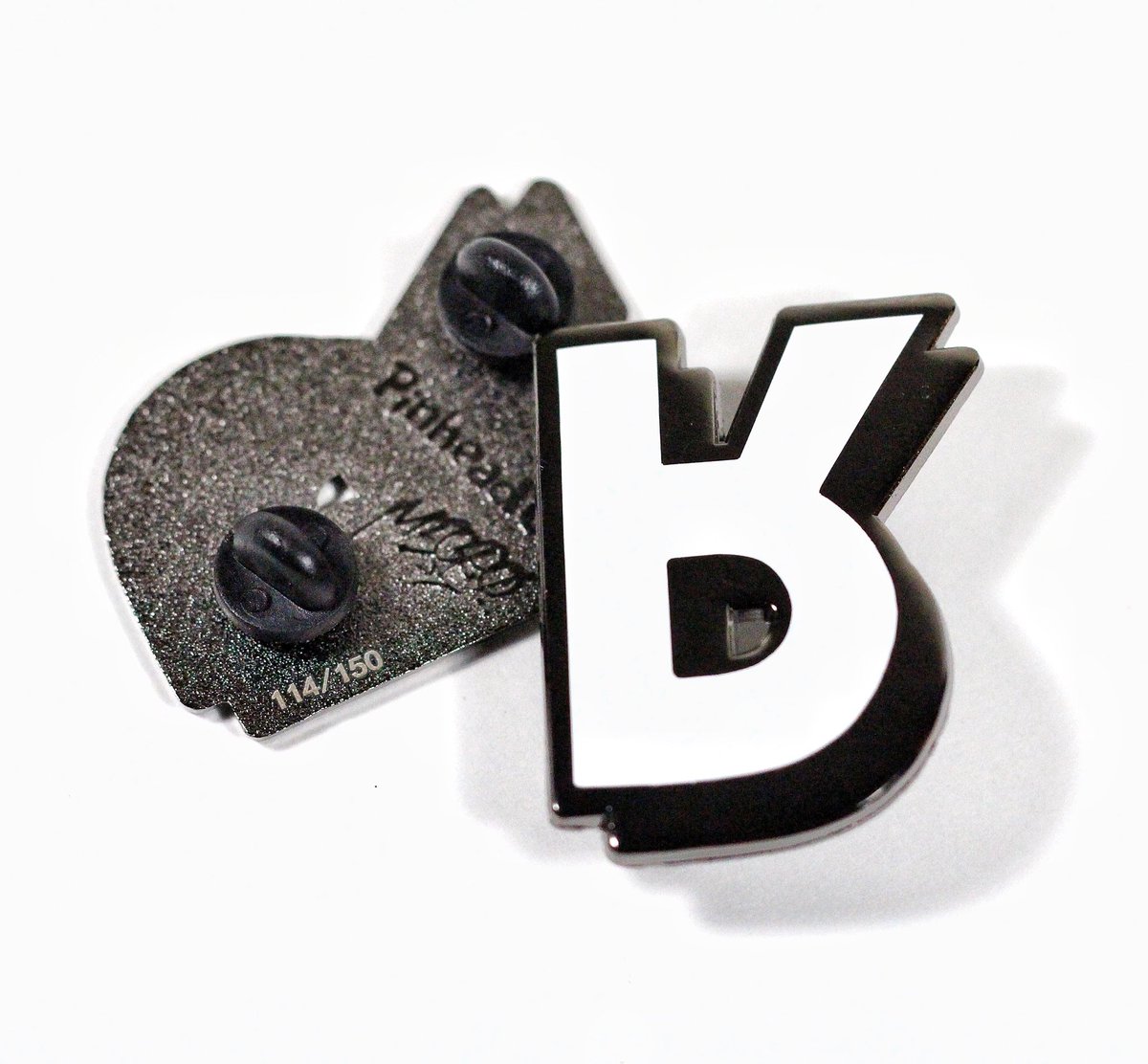 PinheadCompany's tweet photo. Mecro “R” pins (B&W Variant) limited to only 150 numbered pieces available now at https://t.co/81KEuMRUTu ! #mecro #mecrocdc #graffiti #benchingfreight #enamelpin #pinlord #fr8graffiti https://t.co/HPQVIw99Xs