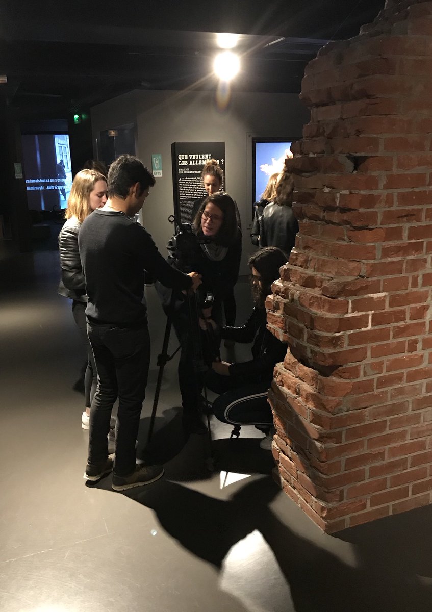 1ES4Flau's tweet photo. Les Premières ES4 en enregistrement avec @dbrimont au @CaenMemorial pour le concours « Jours journalisme » proposé par le @pressecomndie dans le cadre du #ForumMondialpourlaPaix organise par @RegionNormandie https://t.co/sMlZ7Yu3PU