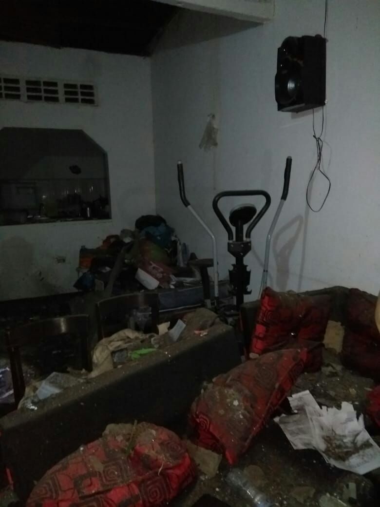 180GradosPrensa's tweet photo. #LoÚltimo en #DesdeOtroÁngulo | Lanzan explosivo a la casa de excombatiente de @FARC_EPueblo en #Algeciras #Huila. El hecho ocurrió contra Carlos Andrés Bustos Cortez, conocido como ‘Richard’, en el barrio La Floresta de esa municipalidad. https://t.co/ck9VTb4P65 https://t.co/6f6ZSw3ZZ9
