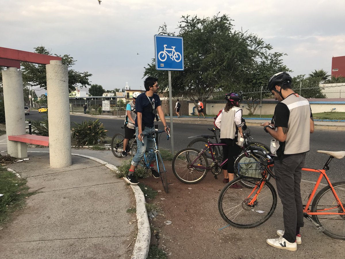 Acompañamos al <a href="/IMEPLAN/">Imeplan</a> en un recorrido por Tlajomulco y Tlaquepaque para vivir las dificultades de quienes usan la bici para trasladarse a Guadalajara. Falta infraestructura en las vialidades y cultura vial principalmente a los conductores de vehículos de carga pesada y del TP.