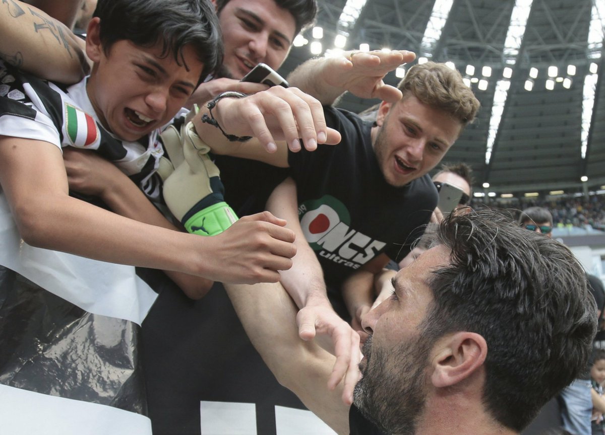 angelomangiante's tweet photo. Sarebbe bello riuscire a volte a fermare il tempo. 
Maledetto tempo... #Buffon @SkySport https://t.co/n9RPbWucVJ