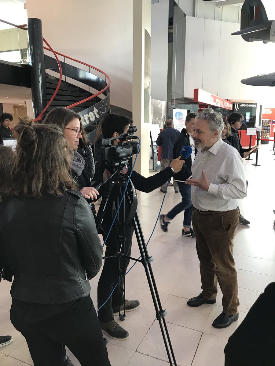 1ES4Flau's tweet photo. Interview passionnante de Stéphane Grimaldi par les Premières ES4 avec l’aide de @dbrimont au @CaenMemorial pour le concours « Jours journalisme » proposé par le @pressecomndie dans le cadre du #ForumMondialpourlaPaix organisé par @RegionNormandie https://t.co/fXdstNE9p8