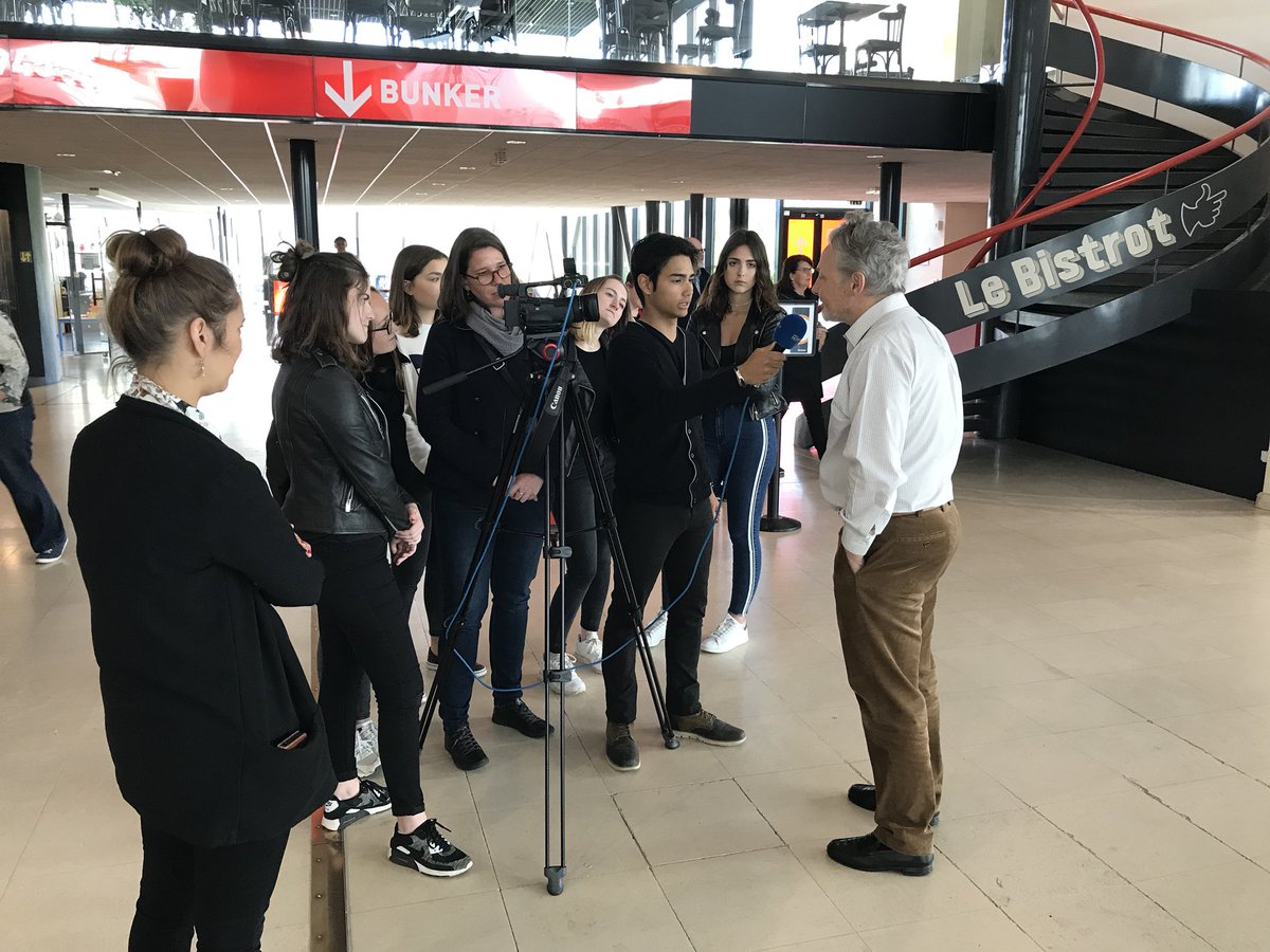1ES4Flau's tweet photo. Interview passionnante de Stéphane Grimaldi par les Premières ES4 avec l’aide de @dbrimont au @CaenMemorial pour le concours « Jours journalisme » proposé par le @pressecomndie dans le cadre du #ForumMondialpourlaPaix organisé par @RegionNormandie https://t.co/fXdstNE9p8