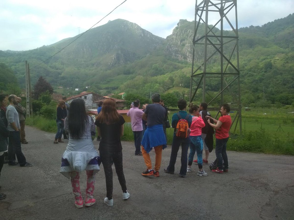 SomosUvieu's tweet photo. Las rutas históricas a pie volvieron a Trubia con el programa #Pueblu de @ParticipaOviedo y @OviedoTaboada https://t.co/qdV8Ks7kMt