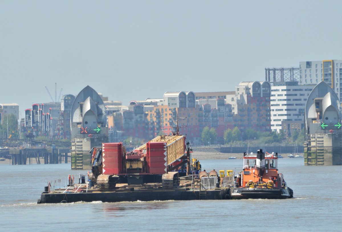 AJBC_1's tweet photo. .@CPBSMarine SHAKEDOG working with @gps_marine GPS IBERIA to move pontoon NP 464 with a #Weldex crane on it up the #Thames to #London #marineengineering #dlr_blog https://t.co/jIWBEw0Jdf