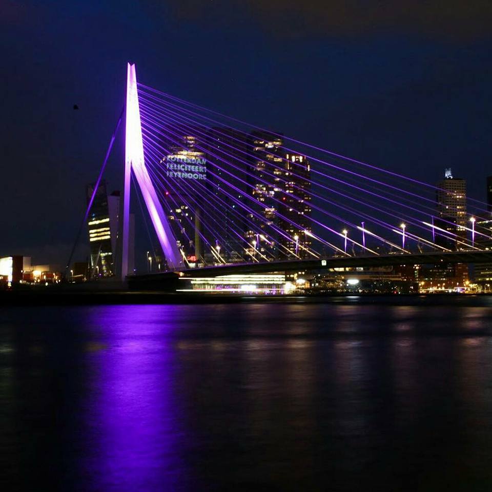 Als je vanavond in Rotterdam bent, ga dan vooral even kijken bij de Erasmusbrug. Deze is paars uitgelicht in verband met Wereld IBD-dag. ow.ly/j9TN30k58Hd 

Vergeet dan ook vooral niet om even een mooie foto te plaatsen op Twitter met #IBDuitgelicht.