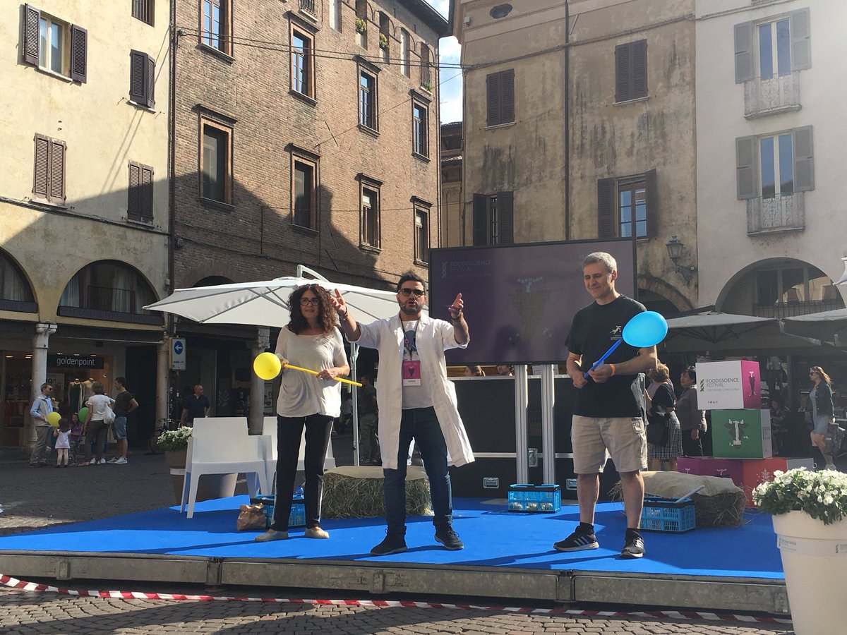#mfs2018, <a href="/alessioperniola/">alessio perniola</a> di <a href="/multiversi/">multiversi</a> ci guida attraverso la “Scienza nell’orto”. Obiettivo: aggiudicarsi il #cibo con cui fare l’#esperimento più stupido (e nel frattempo scoprire tante curiosità degli #alimenti) @MNFoodScience
