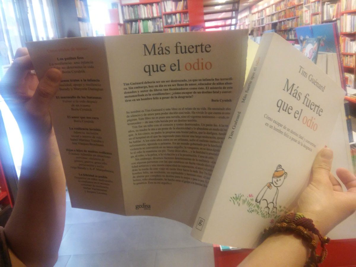 la_llopa's tweet photo. Avui ens hem trobat amb AQUEST llibre AIXÍ, el que ens planteja una pregunta:
Si aquest llibre es titulés “Més fort que el torró d’Agramunt” tindria una queixalada?
#VidaEnUnaLlibreria https://t.co/IRXWzV6Hr5
