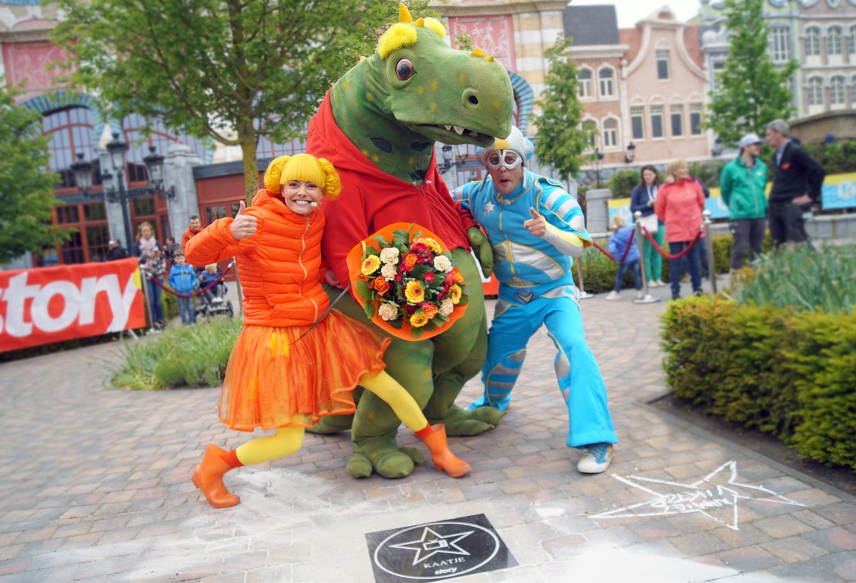 Plopsa's tweet photo. Kaatje van @Ketnet krijgt eigen ster op Walk of Fame in Plopsaland De Panne 🌟 Lees hier het persbericht: https://t.co/PPo9fVXkDl #kaatje #walkoffame #plopsa https://t.co/nhYT3CsATL