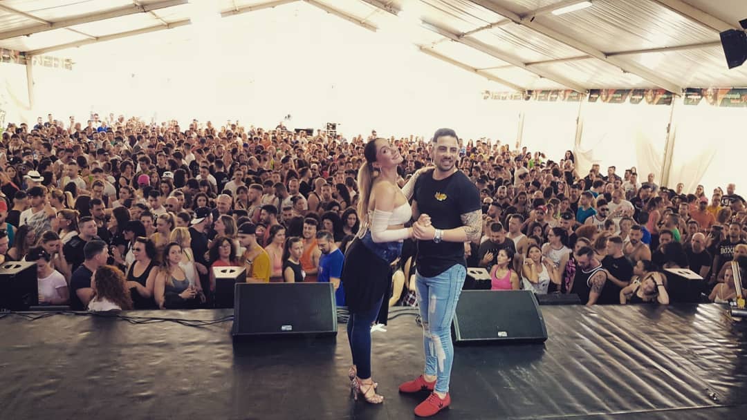 DyDoficial's tweet photo. Las clases de #EVENTOPEOPLE... energía 🔝💯 !!!
Y seguimos disfrutando !!!!
#DanielyDesiree #danieledesiree #dyd #beunlike #conAbril #ahorasomos3 #stage #workshop @eventopeople #dancer #dancelife #bachata #Italia https://t.co/5wJsysW8ZZ