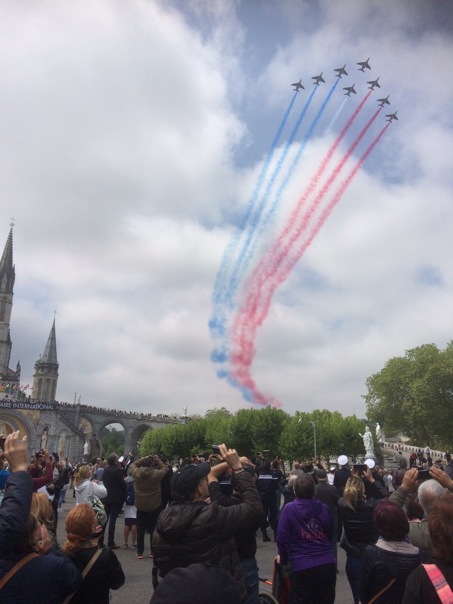 HCPTAFRegion's tweet photo. Great fly past this afternoon by Patrouille de France for the 60th anniversary of #IMP #InternationalMilitaryPilgrimage @Hcpt507 @HCPT @rafhcpt187 https://t.co/rBH56nj3WN
