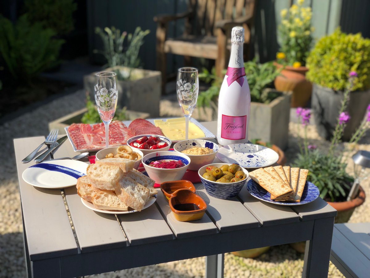 J4mieB's tweet photo. Alfresco dining @PatsyPastit style #alfresco #minimaleffort #maximumtaste https://t.co/oLIMgihCYB
