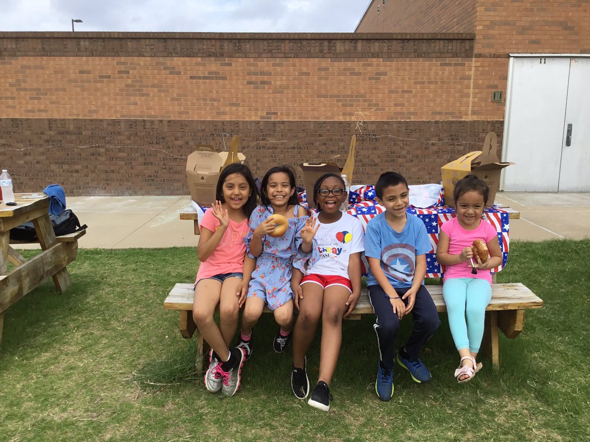 Ms_LanH's tweet photo. @MendenhallHorns learning about gardening including our citizen of the year and FLL studentS https://t.co/THBLWDue3r
