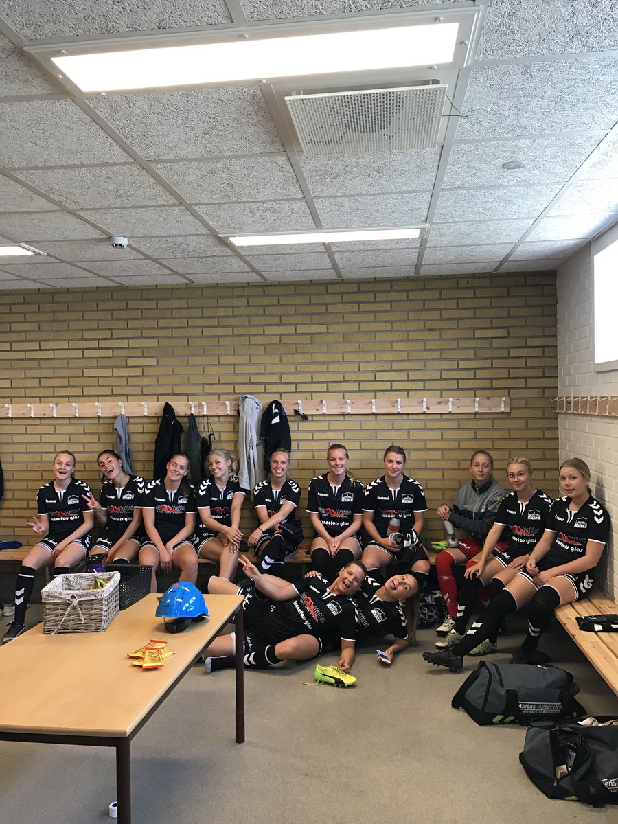 selmavic's tweet photo. Ey gäris, vet ni hur FU saknade ni är!!!! 💚💚💚💚😭😭⚽️⚽️ #VADSTENAGIF https://t.co/aIRmjlP5Sx
