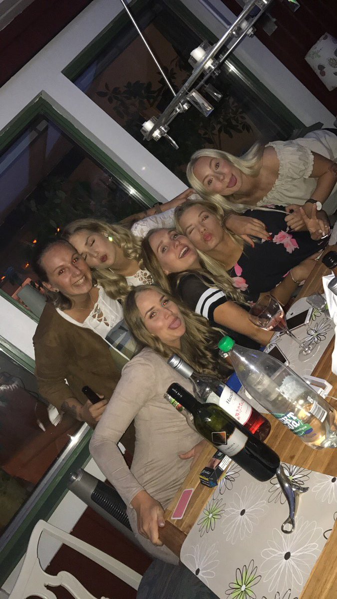 selmavic's tweet photo. Ey gäris, vet ni hur FU saknade ni är!!!! 💚💚💚💚😭😭⚽️⚽️ #VADSTENAGIF https://t.co/aIRmjlP5Sx