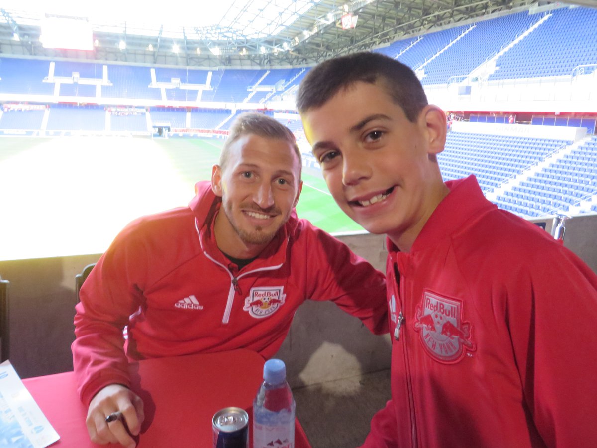 redbullsfan75's tweet photo. #RBNYAutographSession #RBNY https://t.co/WQ3J3MLp7m