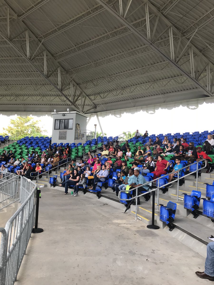RamsPrincipal1's tweet photo. Welcoming our incoming @RHMSZooMagnet students @zoomiami who despite the weather conditions came to their orientation. That’s @RHMSRaiders dedication! #NewRaiderNation @MDCPSSouth @Larry_Feldman @miamimagnets https://t.co/IsdWYJrwY4
