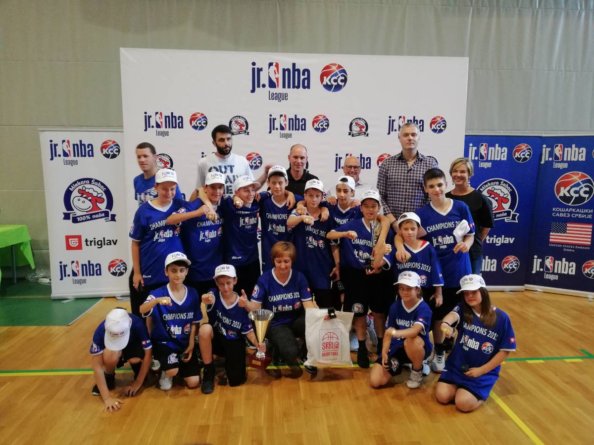 KSSrbije's tweet photo. Los Anđeles Klipersi (OŠ "Žarko Zrenjanin" iz Novog Sada) šampioni Junior NBA lige Srbije 2018!!! U finalu pobedili Orlando Medžik (OŠ "Laza Kostić" iz Beograda) 39:31.
#kss #JrNBASrbija https://t.co/FbLzVtc7v2