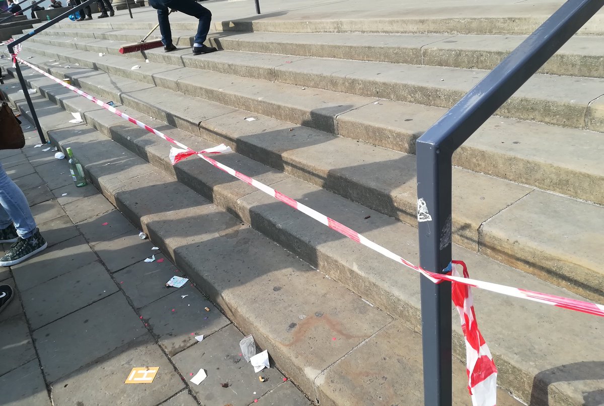 InesGoetsch's tweet image. Die Oper will sauber bleiben. Auf den Stufen ist sitzen verboten beim #CSDhannover