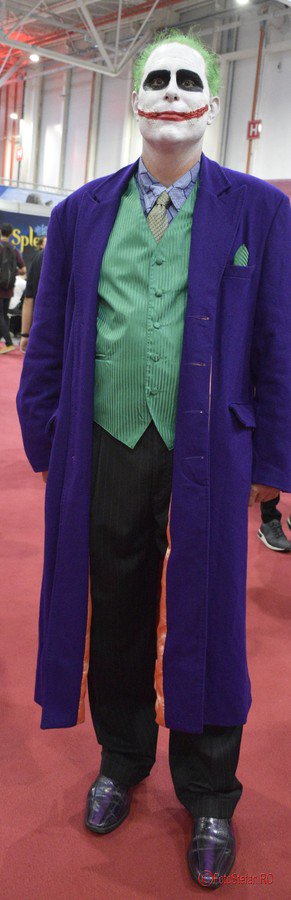 FotoStefan's tweet photo. East European Comic Con #eecc2018 it started in #Bucharest #Romania ! Joker, Batman did not see him! #cosplay #Comicon2018 https://t.co/PvbI3xHe6Z