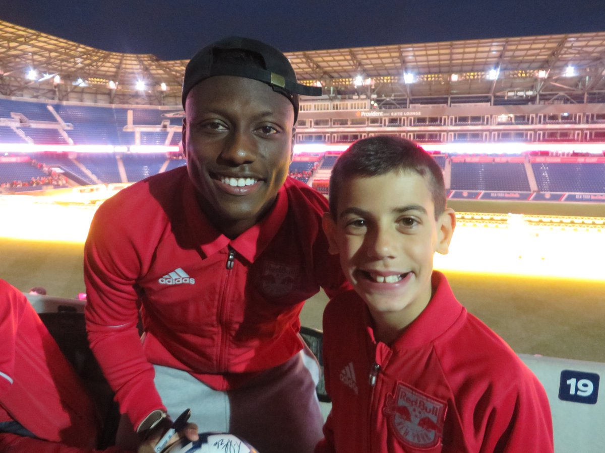 redbullsfan75's tweet photo. Matthew with Derrick Etienne Jr. #rbnyautographsession #RBNY https://t.co/TSU8JNE8Wk