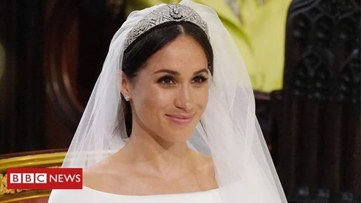 شفتو الرموش اللي بمتر ونص والظلال والكونسيلر والشعر الاصفررر ؟😂