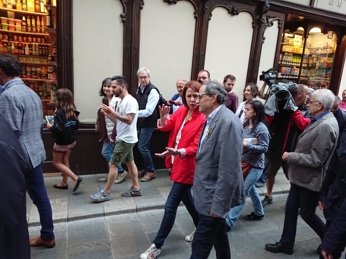 alcaldegi's tweet photo. El President @QuimTorraiPla visita #TempsdeFlors. És un honor per a @girona_cat rebre'l, i posar-nos a la seva disposició per avançar com a país i com a ciutat. Molta satisfacció per l'escalf que li mostra la gent mentre visitem els espais florals! 😀 https://t.co/jWSc092qne