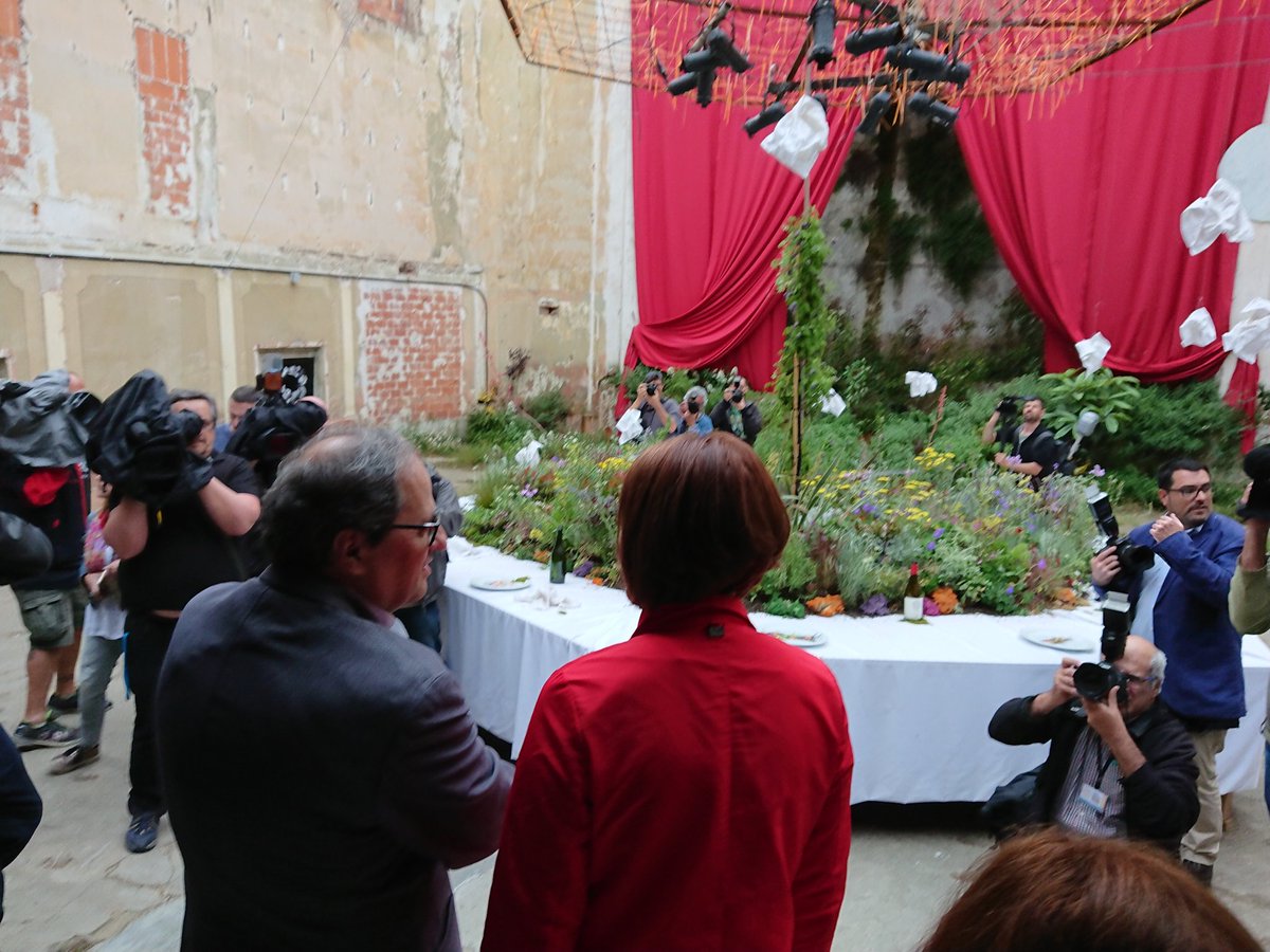 alcaldegi's tweet photo. El President @QuimTorraiPla visita #TempsdeFlors. És un honor per a @girona_cat rebre'l, i posar-nos a la seva disposició per avançar com a país i com a ciutat. Molta satisfacció per l'escalf que li mostra la gent mentre visitem els espais florals! 😀 https://t.co/jWSc092qne
