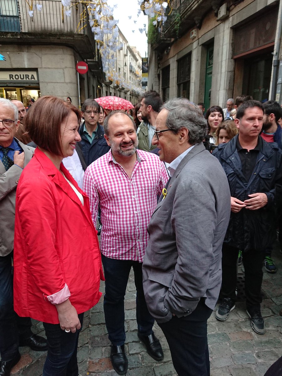 alcaldegi's tweet photo. El President @QuimTorraiPla visita #TempsdeFlors. És un honor per a @girona_cat rebre'l, i posar-nos a la seva disposició per avançar com a país i com a ciutat. Molta satisfacció per l'escalf que li mostra la gent mentre visitem els espais florals! 😀 https://t.co/jWSc092qne