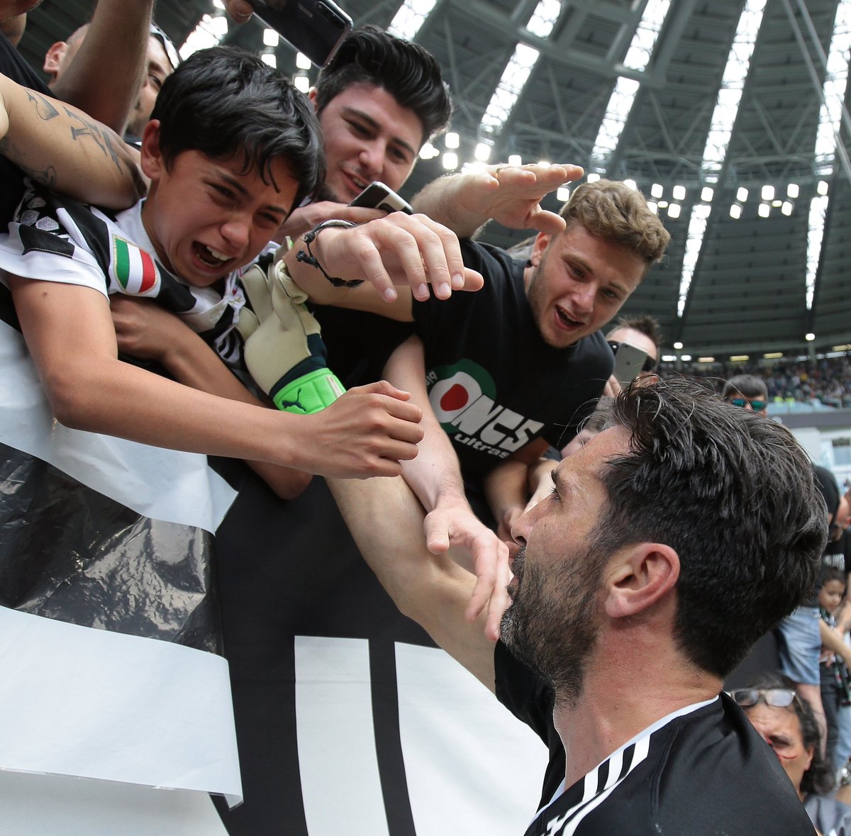 jup1897's tweet photo. Ciao Gigi 😭 https://t.co/DaO2OyOwGm