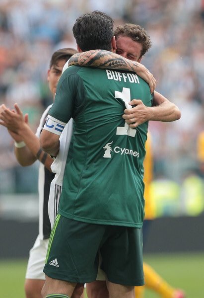 _TheOldLady_'s tweet photo. This embrace. Principino’s face. Sums it all up. https://t.co/FQevKakDqA