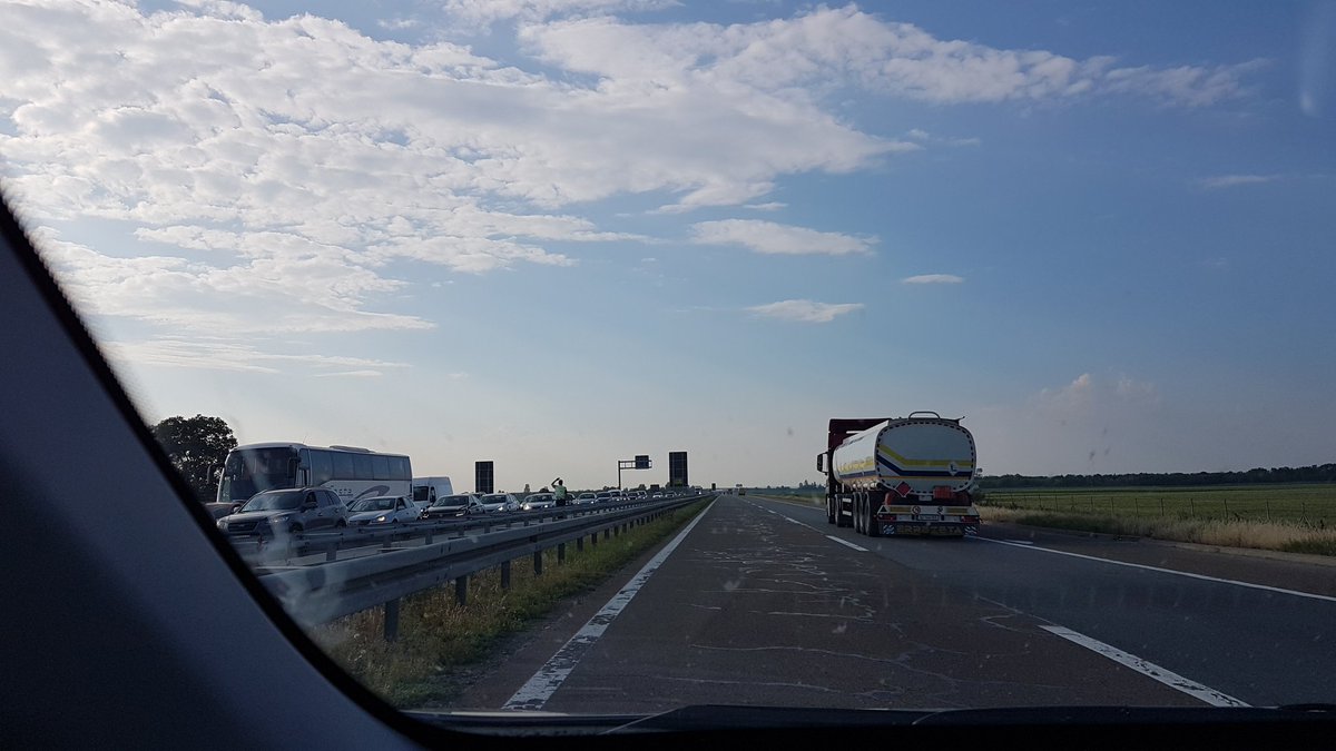 PomocNaPutu's tweet photo. Velika guzva na rampi Pazova u pravcu BGa. Oko 1 km . https://t.co/XuZiIqLCYA
