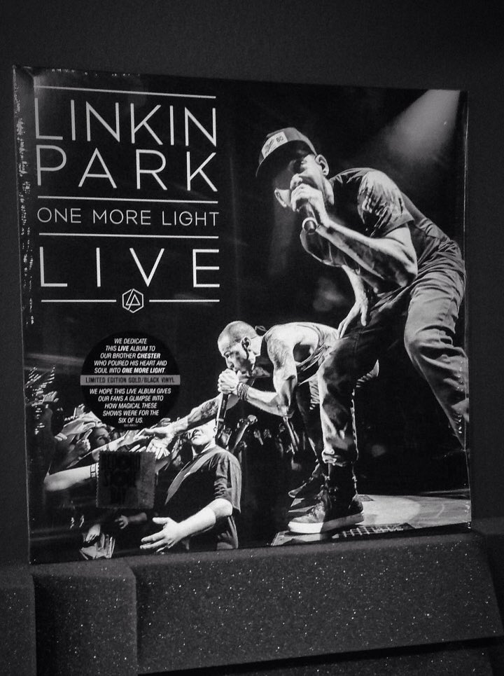 tboybeat's tweet photo. 🙏🏻 I got this beautiful vinyl! Love forever 🖤@LPLive @linkinpark @mikeshinoda @ChesterBe #LinkinPark #OneMoreLight #OneMoreLightLive https://t.co/18hYmfKQqx