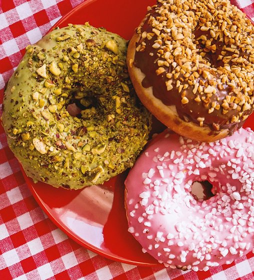DiddlyDonuts's tweet photo. Enjoy these doughnuts for the #RoyalWedding! #DiddlyDoughnuts https://t.co/GhUWsEq2gH