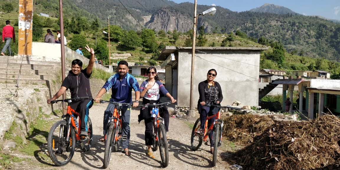 UTDBofficial's tweet photo. Bloggers all set to explore the #Raithal village, perched at an elevation of 1800 m. Popular amongst seasonal trekkers as it the base camp to many treks including #DayaraBugyaltrek
#Bloggerbus #ChardhamPlus #Uttarakhand #UTDB #Simplyheaven #Incredibleindia #IncredibleIndia https://t.co/IUk0YX2LCk