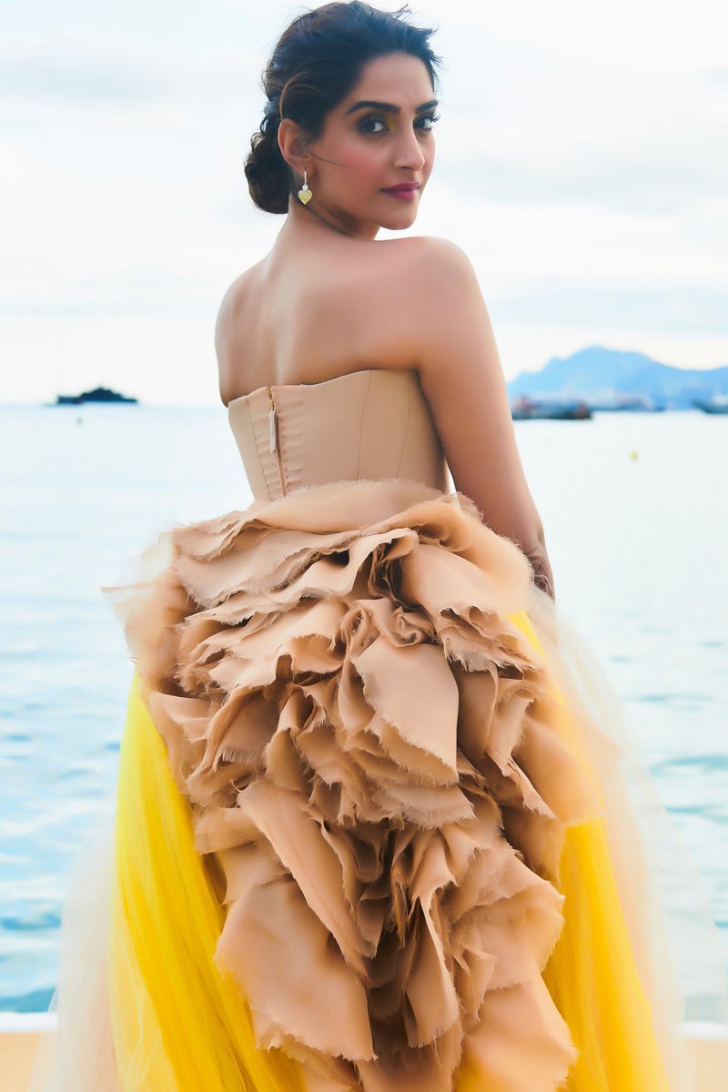 KTownChics's tweet photo. The gorgeous #SonamKapoor in #VeraWangGang. Shoes by @ralphandrusso and Jewellery by @Chopard
#Throwvack #Cannes2018 #lorealparisindia #lorealcannes #lorealskin #lorealmakeup #India #Bollywood #RalphandRusso https://t.co/4uSL898G1r