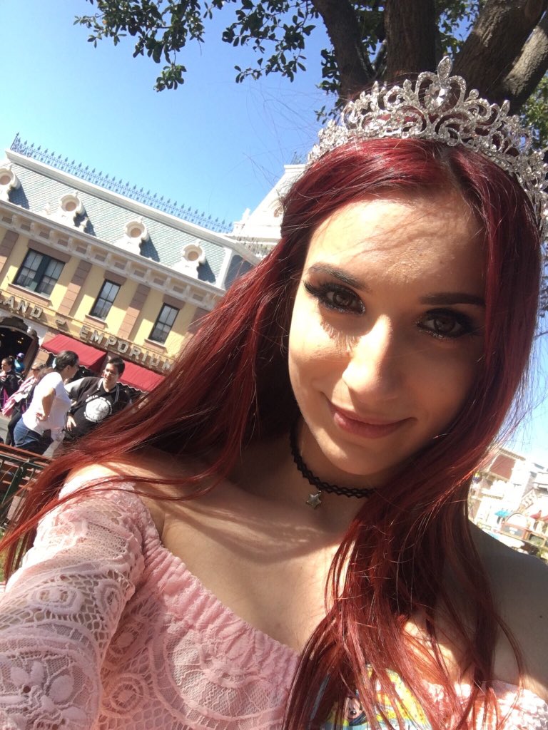 ukdjf1's tweet photo. #PrincessApril πβ€οΈπ #RoyalWedding @MissAprilSnow https://t.co/okFWEwmvFK