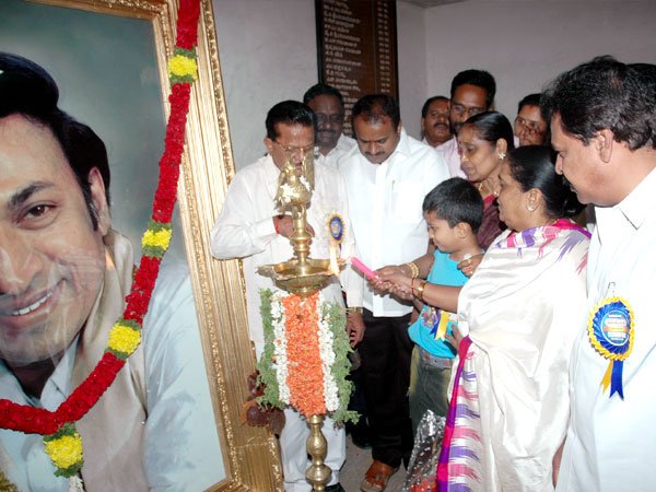 chitraloka's tweet photo. Congratulation to #HDKumaraswamy as Elected New ChiefMinister of Karnataka. #Chitraloka Photo Exhibition on All Kannada Movies Released from 1934 to 2006 was Inaugurated by HDK in 2006. For this exhibition Chitraloka received #LimcaBookRecord 
https://t.co/Fdd9zfq1Ad
#Chitraloka https://t.co/jEXKumqhQT