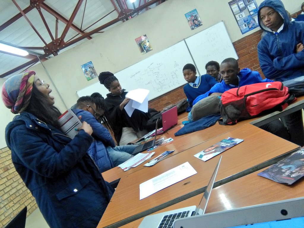RAC_NPO's tweet photo. Our treasurer @queenkvmo she was assisting with online applications & gave advice on the engineering field✊👑 #VasityApplicationDrive #LendAHand #RACFoundation https://t.co/p7e7sQd3J5