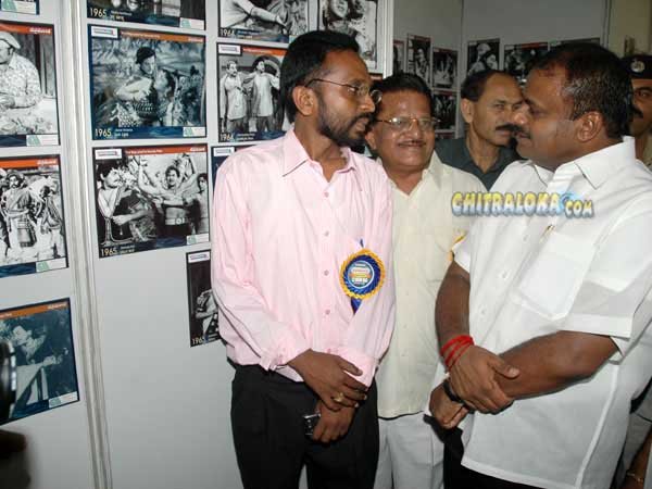 chitraloka's tweet photo. Congratulation to #HDKumaraswamy as Elected New ChiefMinister of Karnataka. #Chitraloka Photo Exhibition on All Kannada Movies Released from 1934 to 2006 was Inaugurated by HDK in 2006. For this exhibition Chitraloka received #LimcaBookRecord 
https://t.co/Fdd9zfq1Ad
#Chitraloka https://t.co/jEXKumqhQT