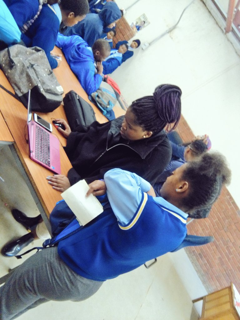 RAC_NPO's tweet photo. Our treasurer @queenkvmo she was assisting with online applications & gave advice on the engineering field✊👑 #VasityApplicationDrive #LendAHand #RACFoundation https://t.co/p7e7sQd3J5