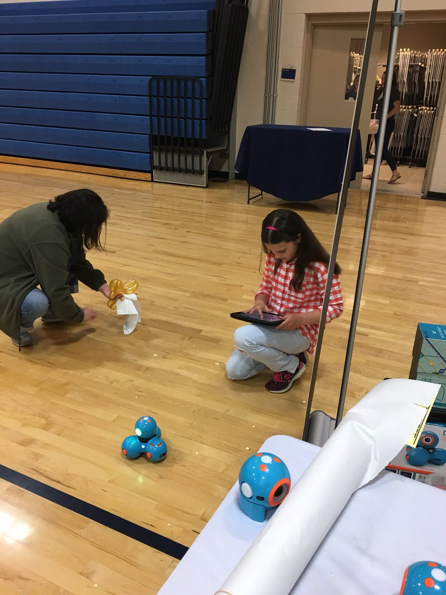 DreaWeiner's tweet photo. Rainy Saturday? Not for STEM! #newtonsroad #cmakers #miched https://t.co/ayUvSAYWBz