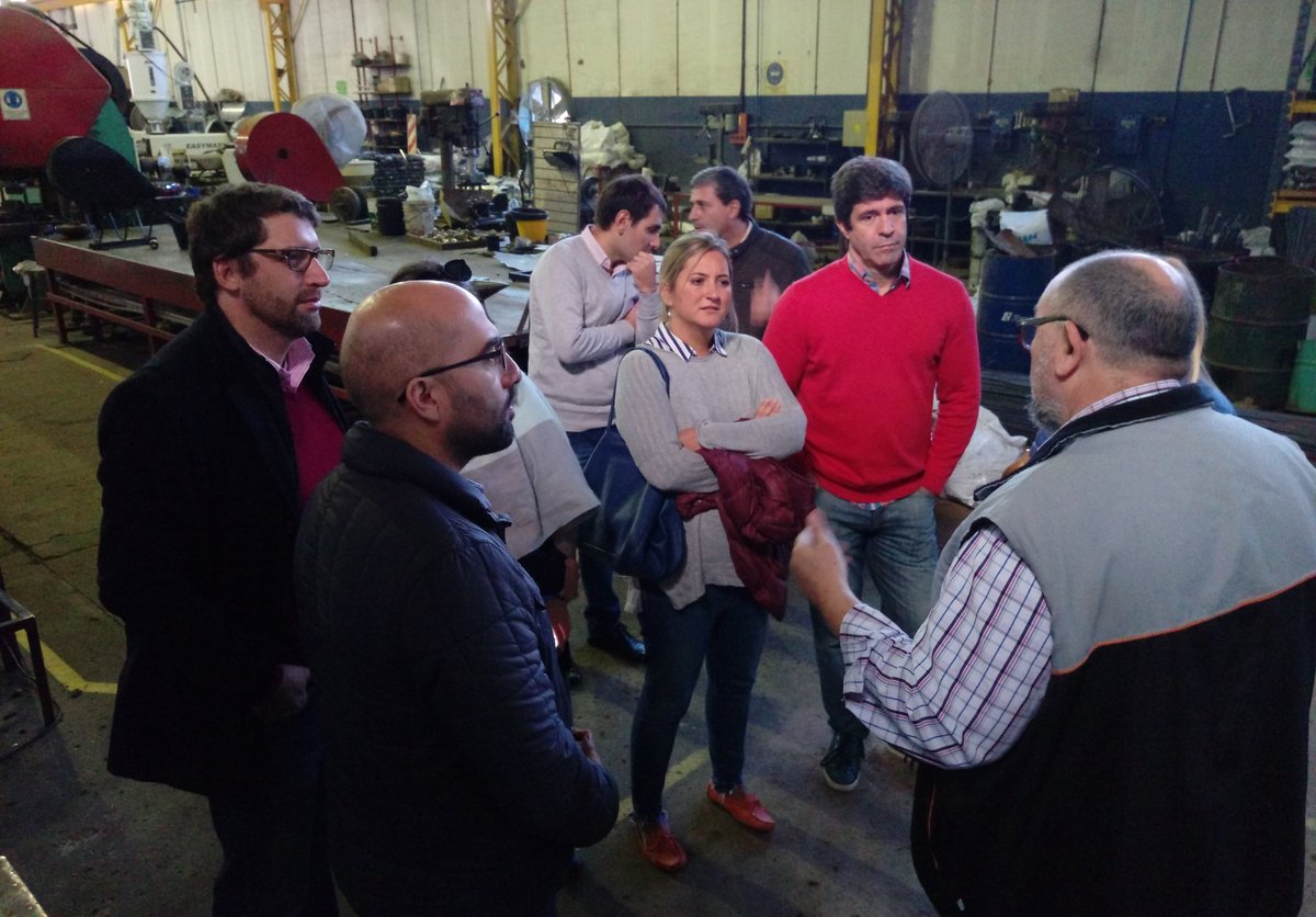 LucilaLehmann's tweet photo. ¡Buen día Venado Tuerto!
Estamos de visita en la ciudad, ahora recorriendo la fábrica de cercos eléctricos de #PlyRap. Nos acompañó Guillermo Merino, quién nos contó el largo recorrido de esta pyme familiar, empresa modelo en el sur de nuestra provincia. https://t.co/VeWuq612EI