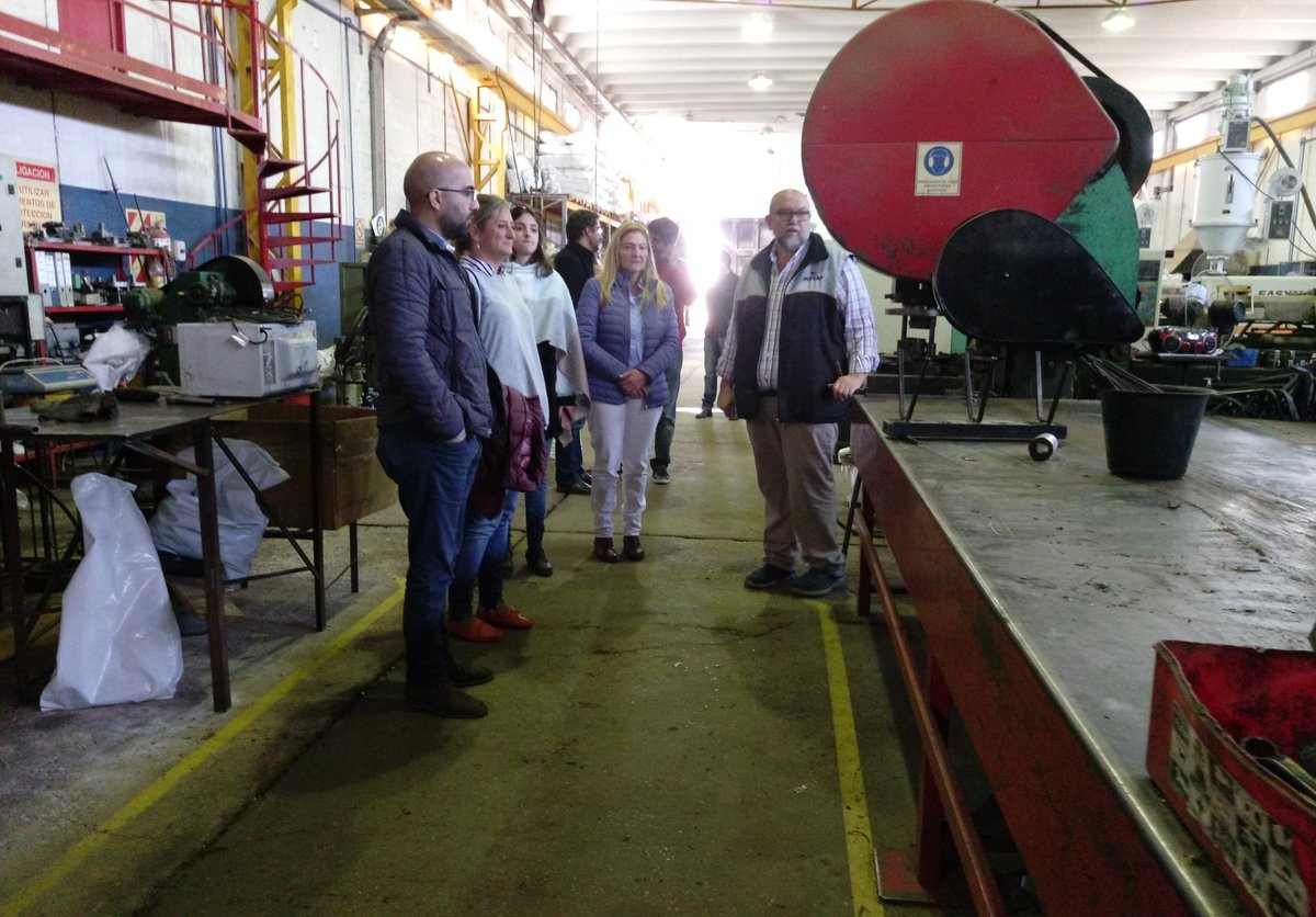 LucilaLehmann's tweet photo. ¡Buen día Venado Tuerto!
Estamos de visita en la ciudad, ahora recorriendo la fábrica de cercos eléctricos de #PlyRap. Nos acompañó Guillermo Merino, quién nos contó el largo recorrido de esta pyme familiar, empresa modelo en el sur de nuestra provincia. https://t.co/VeWuq612EI