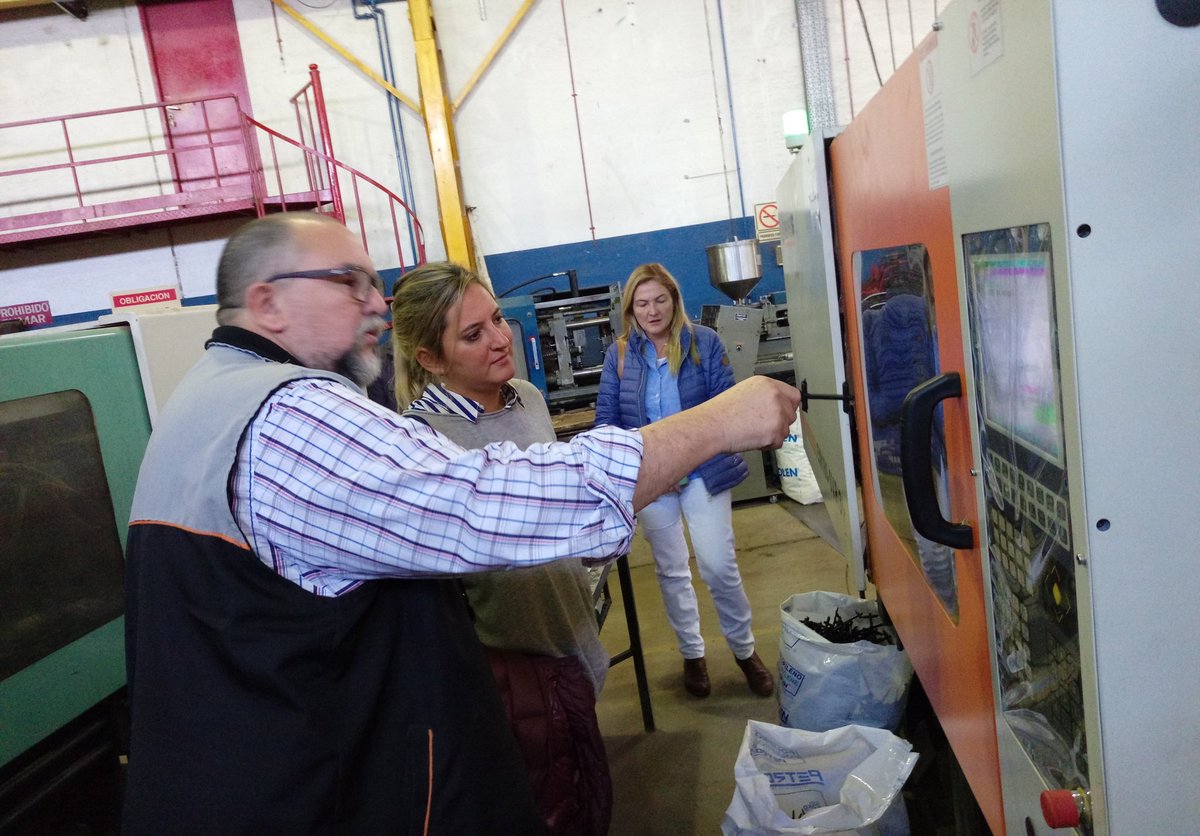LucilaLehmann's tweet photo. ¡Buen día Venado Tuerto!
Estamos de visita en la ciudad, ahora recorriendo la fábrica de cercos eléctricos de #PlyRap. Nos acompañó Guillermo Merino, quién nos contó el largo recorrido de esta pyme familiar, empresa modelo en el sur de nuestra provincia. https://t.co/VeWuq612EI