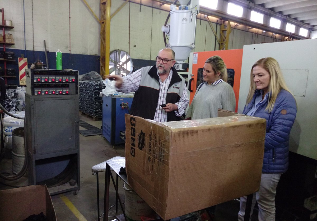 LucilaLehmann's tweet photo. ¡Buen día Venado Tuerto!
Estamos de visita en la ciudad, ahora recorriendo la fábrica de cercos eléctricos de #PlyRap. Nos acompañó Guillermo Merino, quién nos contó el largo recorrido de esta pyme familiar, empresa modelo en el sur de nuestra provincia. https://t.co/VeWuq612EI