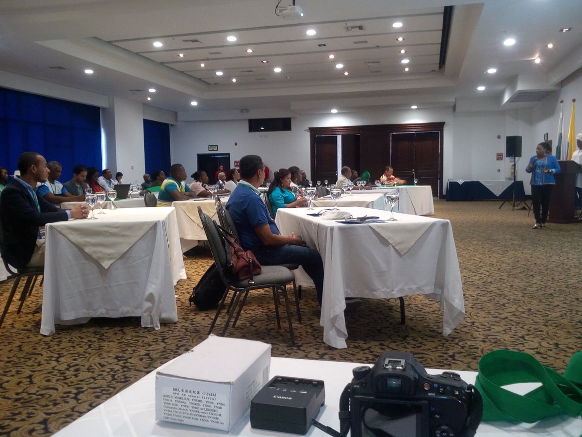 AICOLD's tweet photo. Dentro de la asamblea de diálogos sobre territorio, tierra y paz, el doctor Jaime Perea Rerfima que dentro de la ley 160 se deben manejar unos términos clave que son: Densidad, distancia y división. Citados por el banco de la república. https://t.co/NHj0qhoGaq