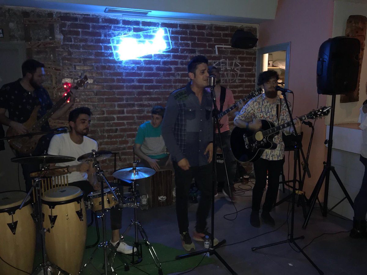 Flowmenco1's tweet photo. Os compartimos unos momentos de anoche en #Calatayud 📷
Gracias al @pub_boris por hacernos sentir como en casa.
Nos vemos el sábado que viene en la Taberna Shakespeare!! #estonopara
#flowmenco #fusion #pub #musica #noche #mayo #suscribete #graciasatodos https://t.co/5gogYE8hv0