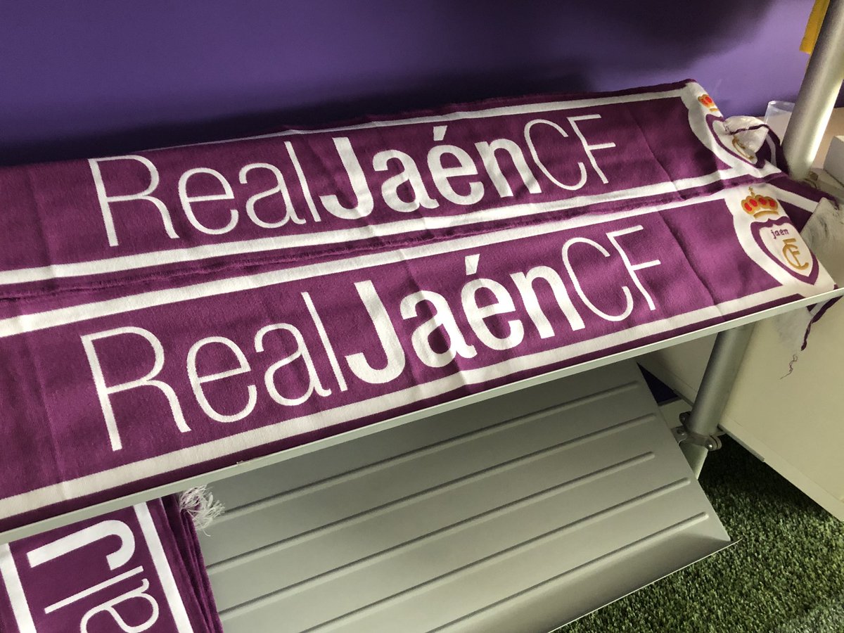 RealJaenCF's tweet photo. ¡Ya están aquí! Os presentamos las nuevas bufandas del @RealJaenCF. Disponibles desde mañana en la Tienda Oficial del Nuevo La Victoria por 12€.
Pero antes... ¿Qué os parece si sorteamos una? RT y comenta con el hashtag #JaénNuncaSeRinde. Mañana a las 14:00h. damos el ganador/a. https://t.co/lYZUjye0yp